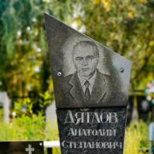 Anatoly-Dyatlov-Grave-thumbnail