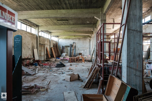 Casa Moderna - Abandoned Shop and Factory